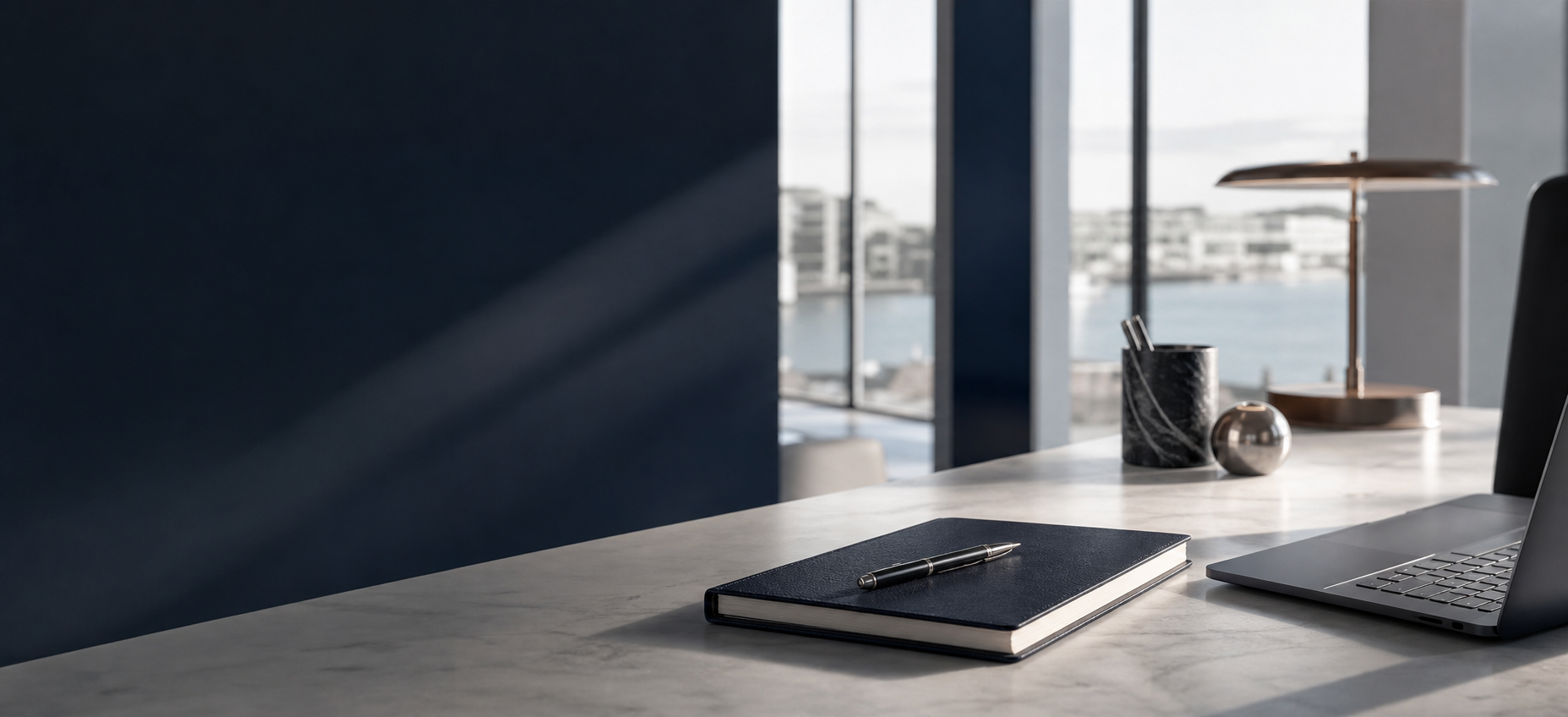 Minimalistisk nordisk arbejdsrum med strategiske materialer